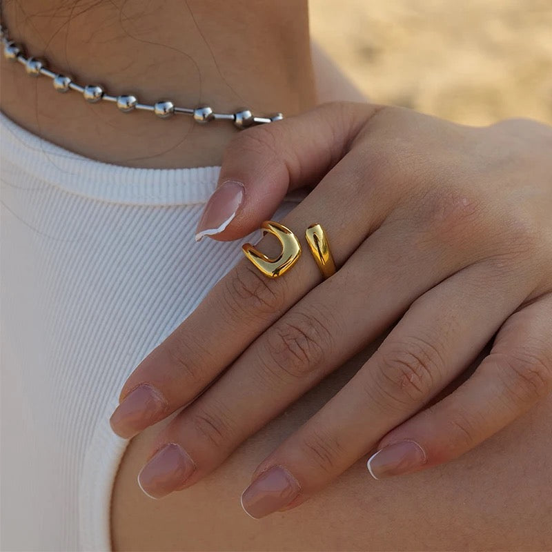 DAINTY GOLD RING