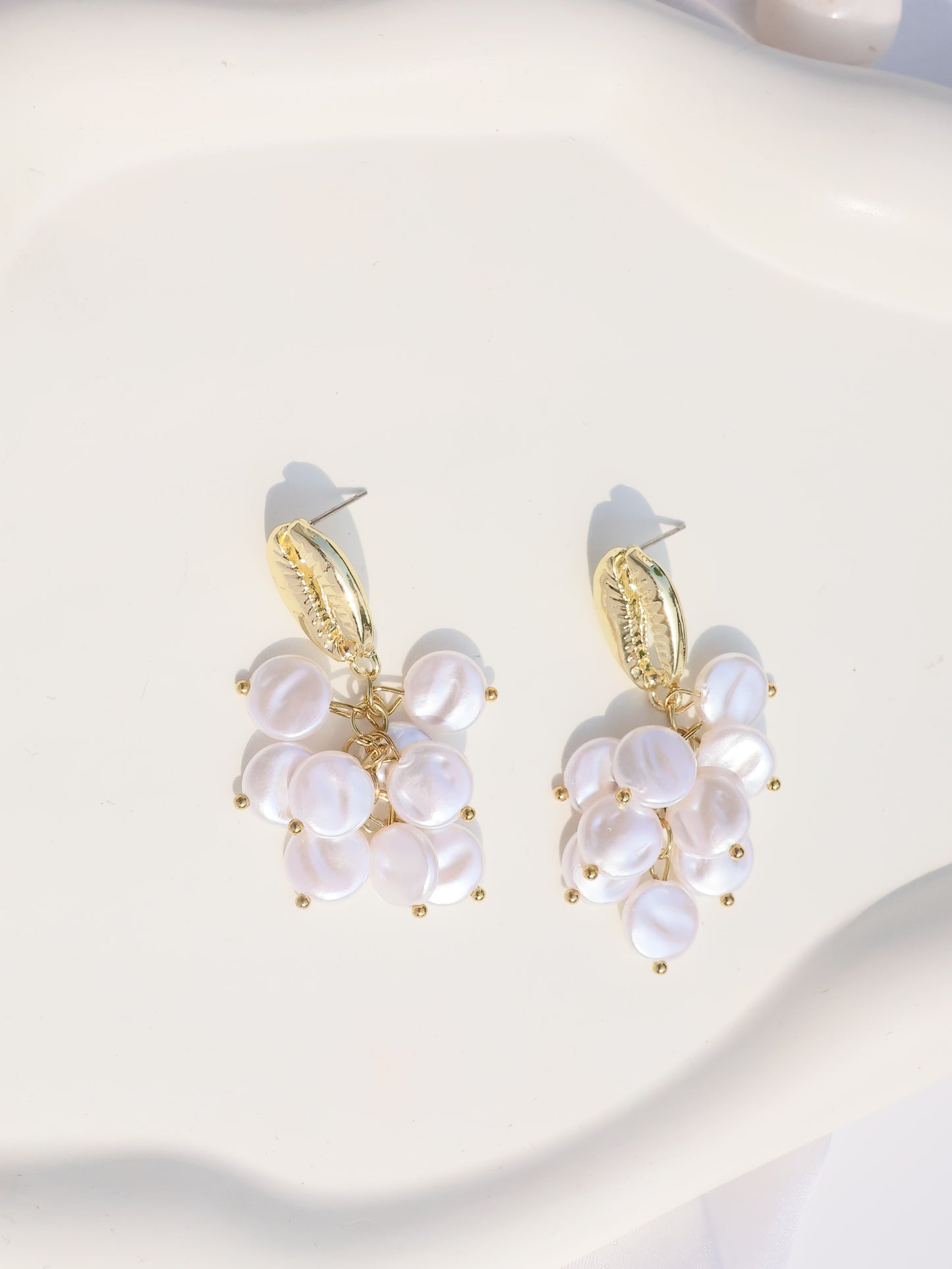 SHELL IN FLAT PEARLS EARRINGS