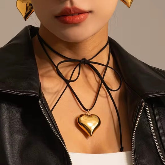Metallic choker gold heart necklace