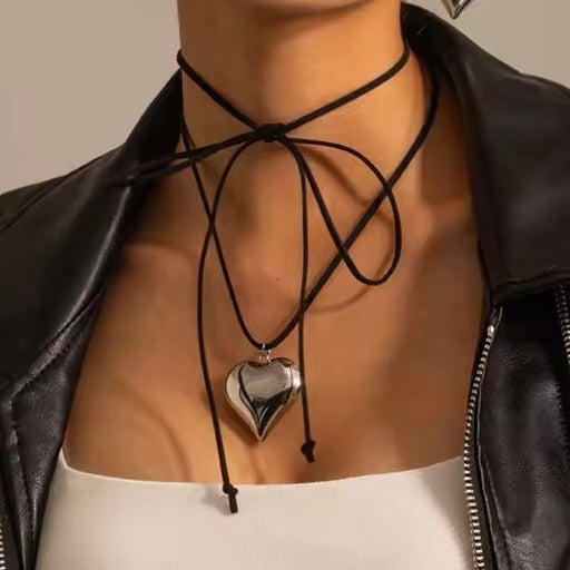 Metallic choker silver heart necklace