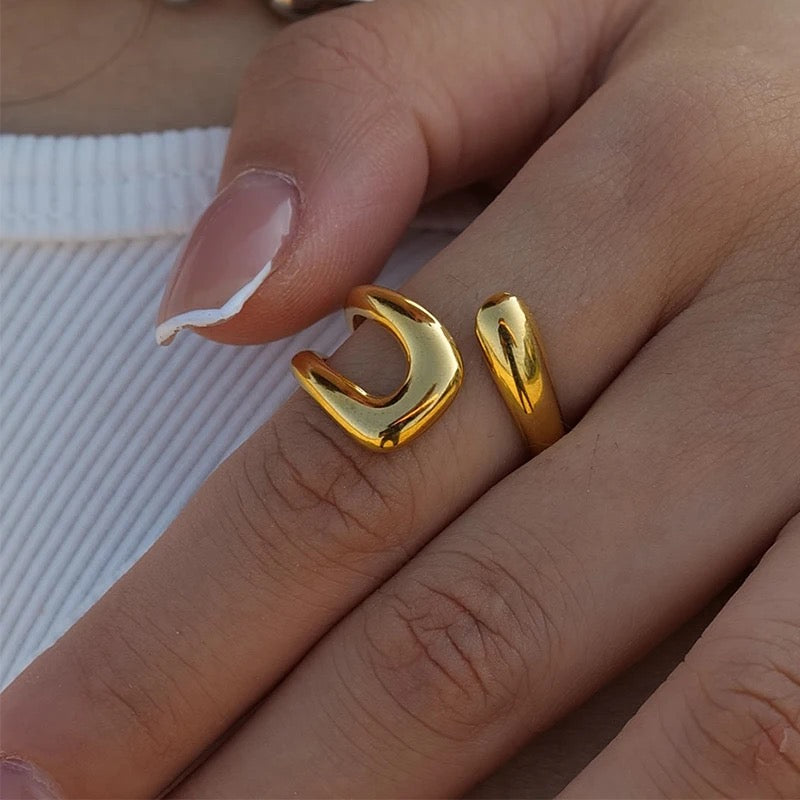 DAINTY GOLD RING