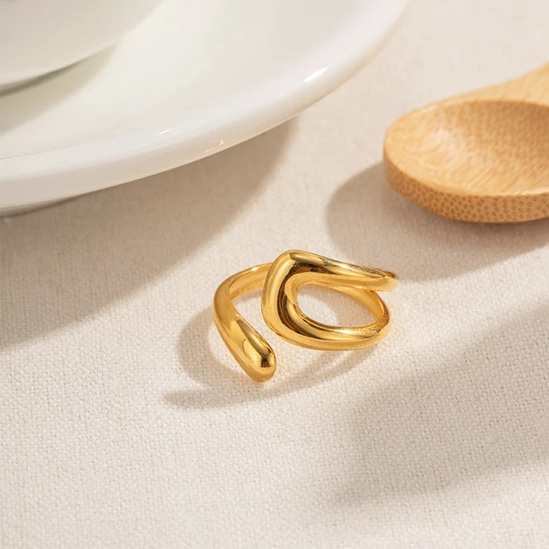 DAINTY GOLD RING