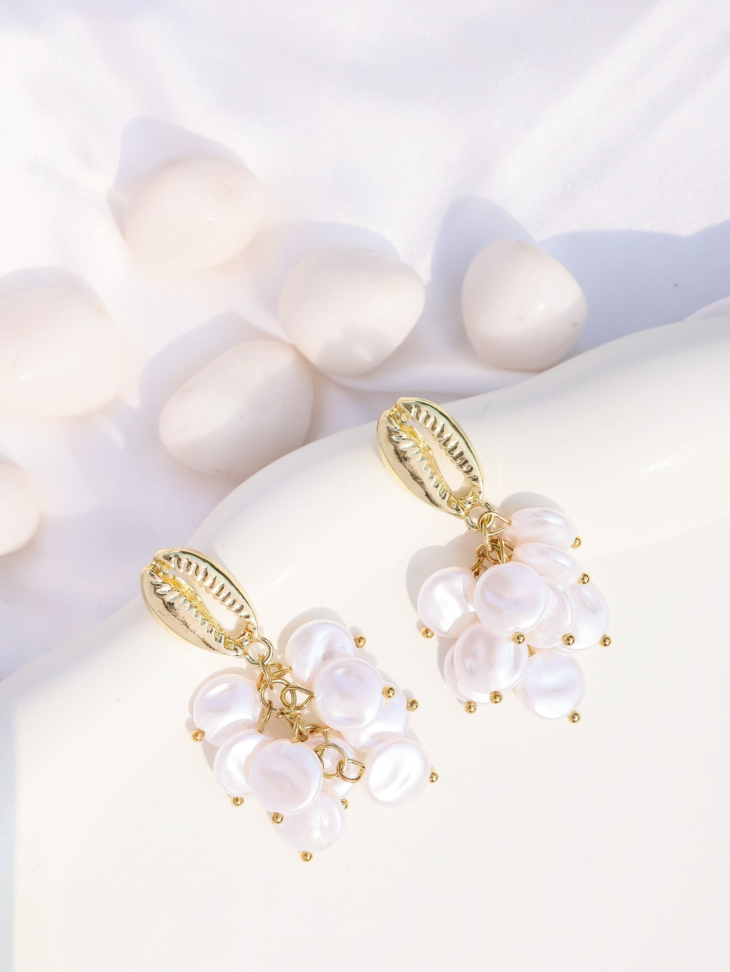 SHELL IN FLAT PEARLS EARRINGS