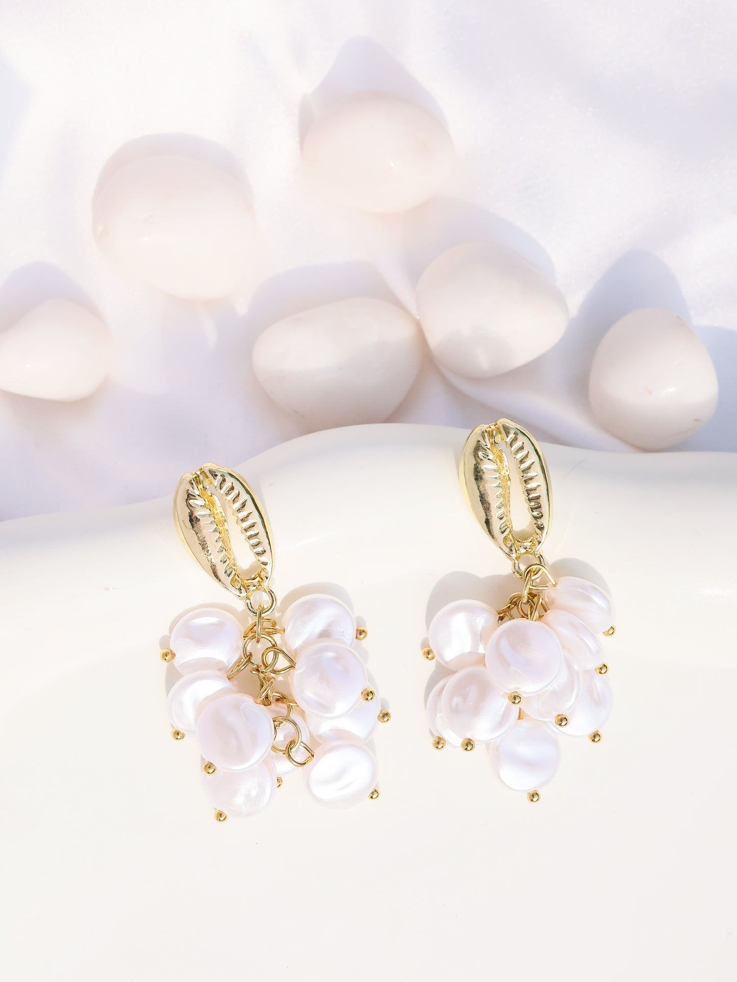 SHELL IN FLAT PEARLS EARRINGS